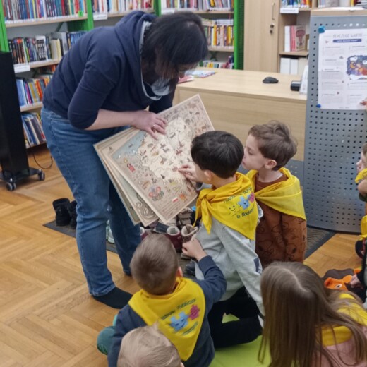 Wycieczka do biblioteki – Pszczółki