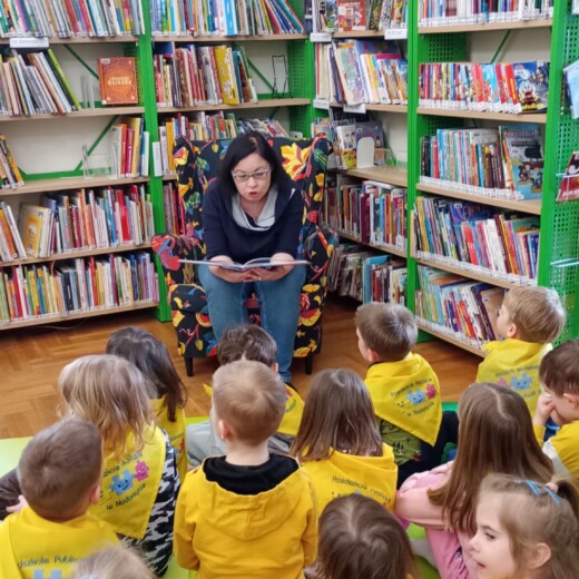 Wycieczka do biblioteki – Pszczółki