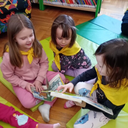 Wycieczka do biblioteki – Pszczółki