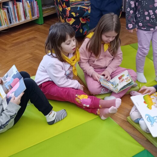 Wycieczka do biblioteki – Pszczółki