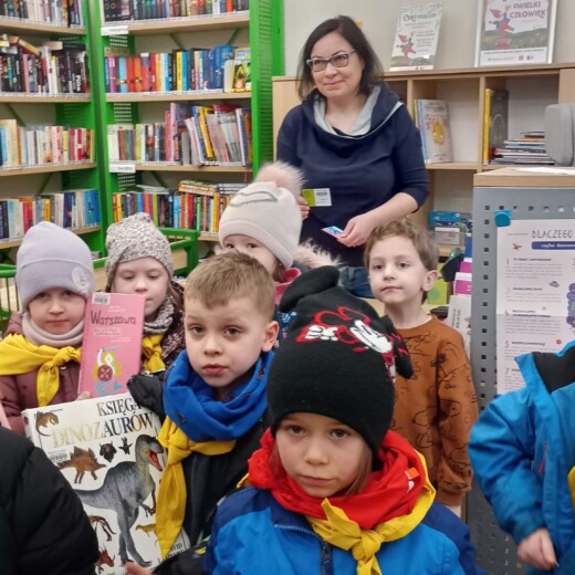 Wycieczka do biblioteki – Pszczółki