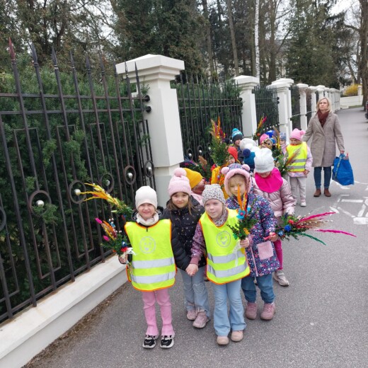 Pszczółki, seniorzy i palmy wielkanocne