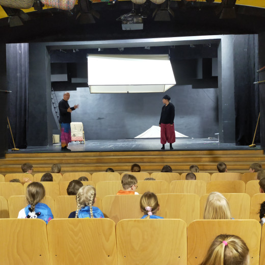 Starszaki w Teatrze Lalka