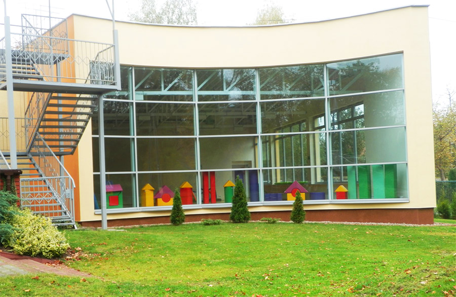 Dzieci bawiące się na podwórzu przedszkola Dzieci bawiące się na podwórzu przedszkola