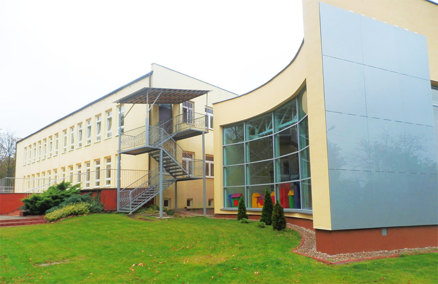 Dzieci bawiące się na podwórzu przedszkola Dzieci bawiące się na podwórzu przedszkola