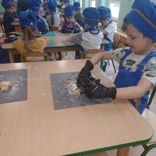 Zajęcia z kiszenia kapusty w Żabkach