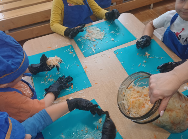 Zajęcia z kiszenia kapusty w Żabkach