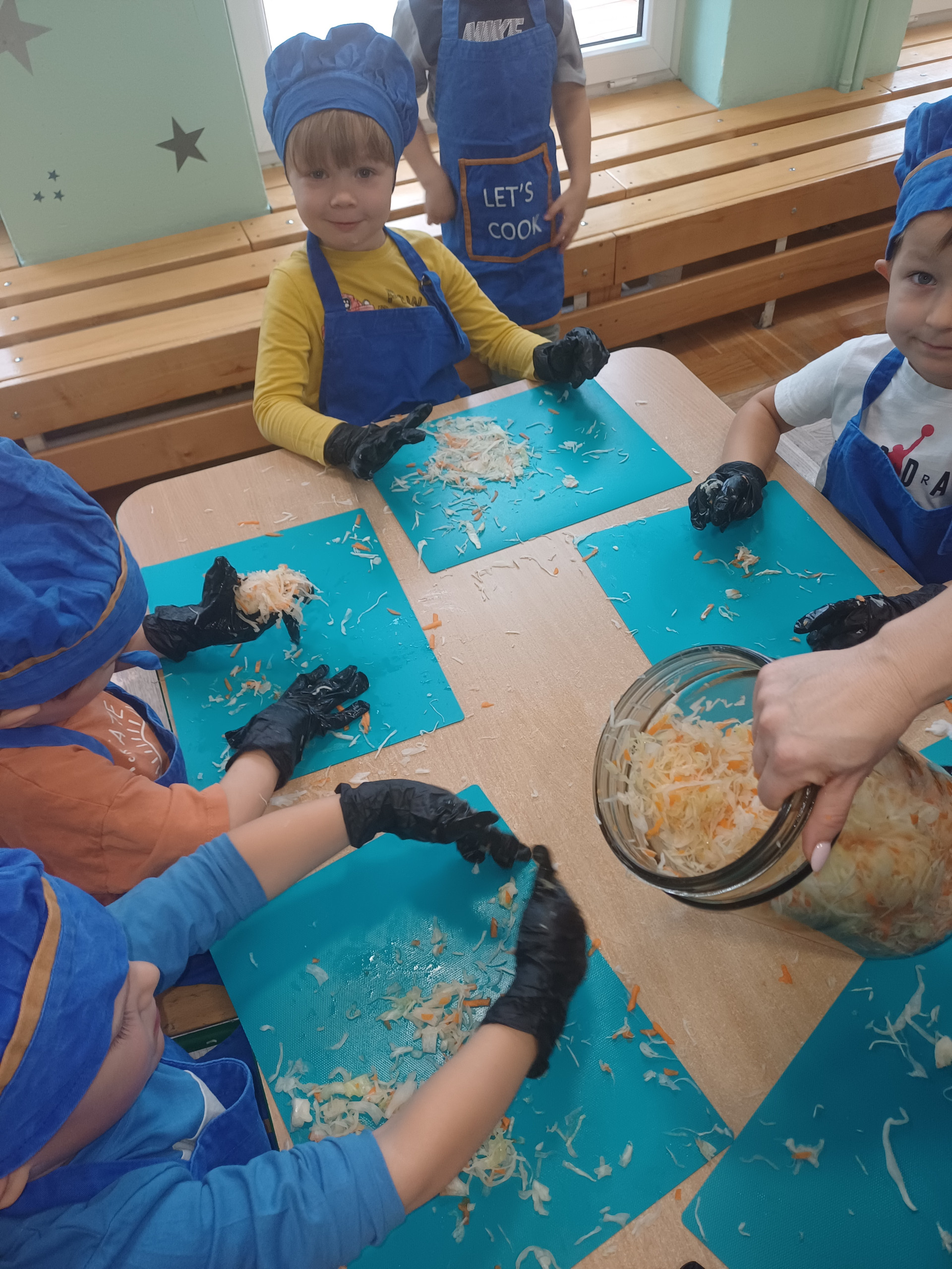 Zajęcia z kiszenia kapusty w Żabkach