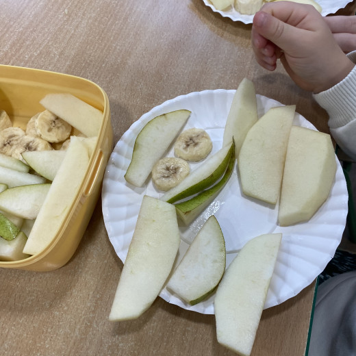 Grupa II „Żaby” – owocowe obrazki na talerzu Grupa II „Żaby” – owocowe obrazki na talerzu