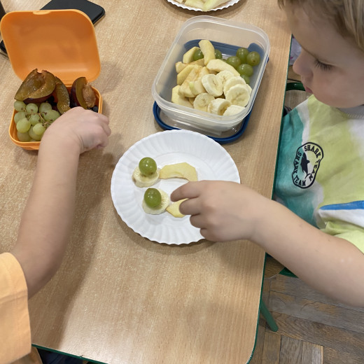 Grupa II „Żaby” – owocowe obrazki na talerzu Grupa II „Żaby” – owocowe obrazki na talerzu