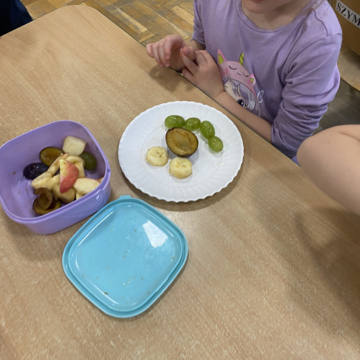 Grupa II „Żaby” – owocowe obrazki na talerzu Grupa II „Żaby” – owocowe obrazki na talerzu