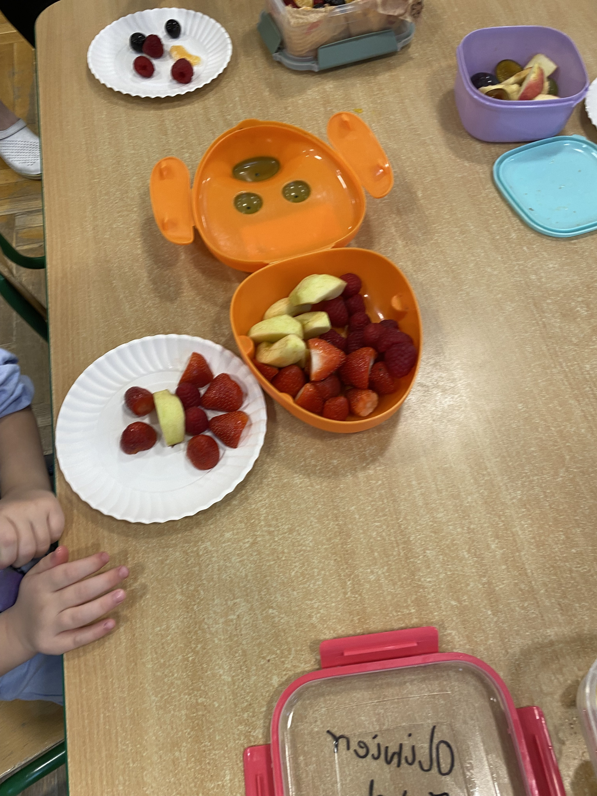 Grupa II „Żaby” – owocowe obrazki na talerzu Grupa II „Żaby” – owocowe obrazki na talerzu