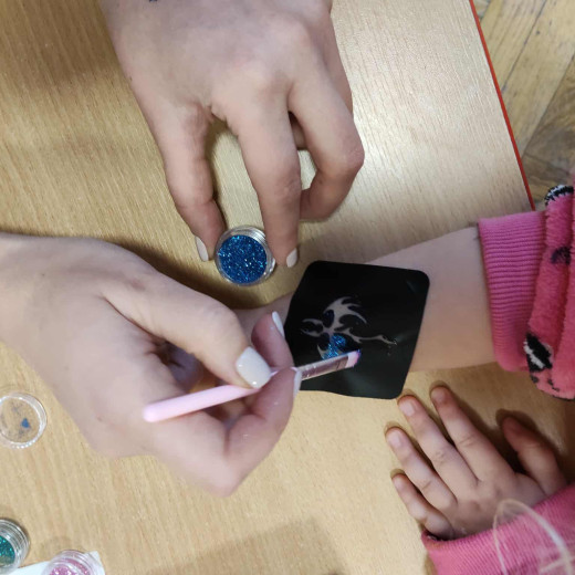 Czytający rodzic, mama Lei – Biedronki