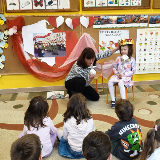 Lekcja historii w grupie Pszczółki