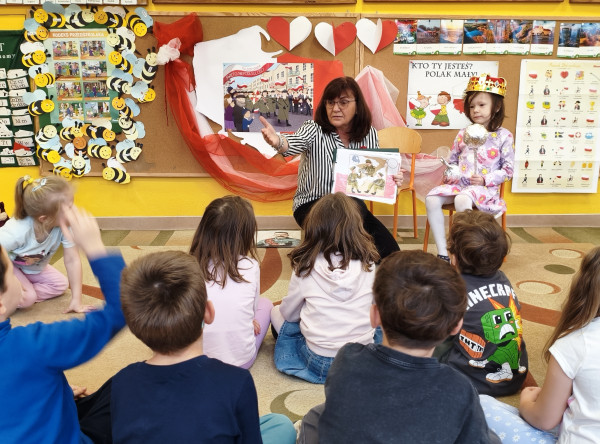 Lekcja historii w grupie Pszczółki