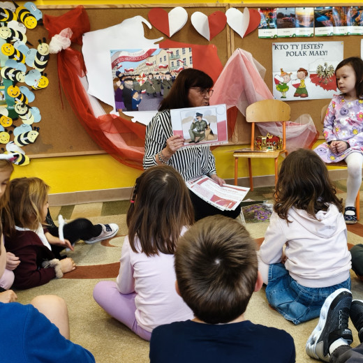 Lekcja historii w grupie Pszczółki