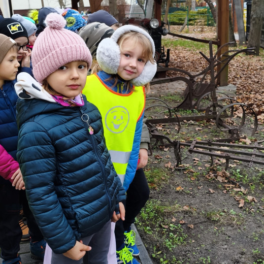 Pszczółki zwiedzają Izbę Pamięci