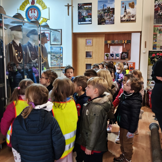 Pszczółki zwiedzają Izbę Pamięci