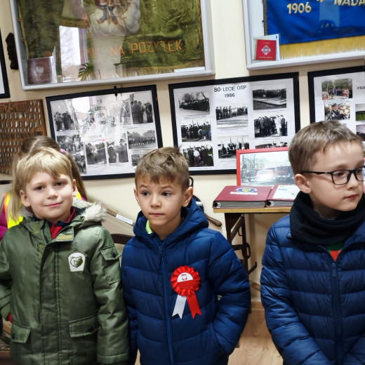 Pszczółki zwiedzają Izbę Pamięci