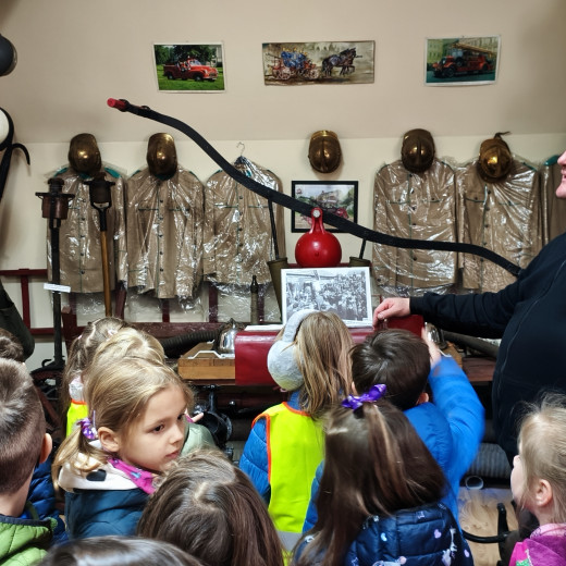 Pszczółki zwiedzają Izbę Pamięci