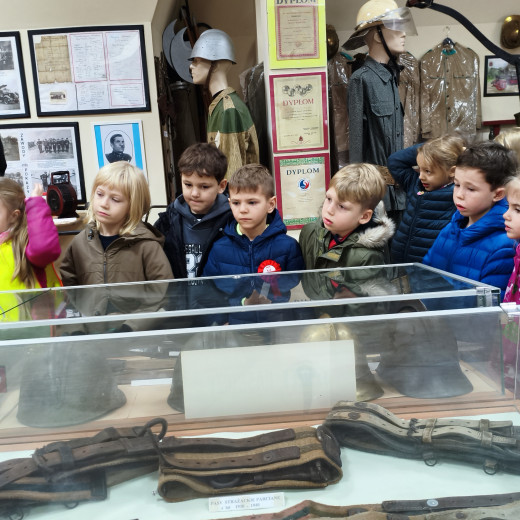 Pszczółki zwiedzają Izbę Pamięci