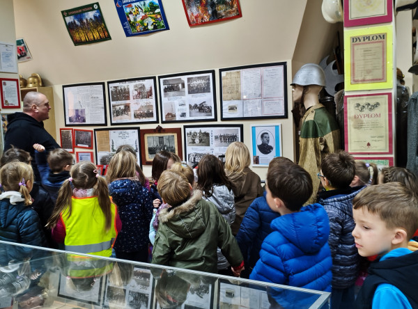 Pszczółki zwiedzają Izbę Pamięci