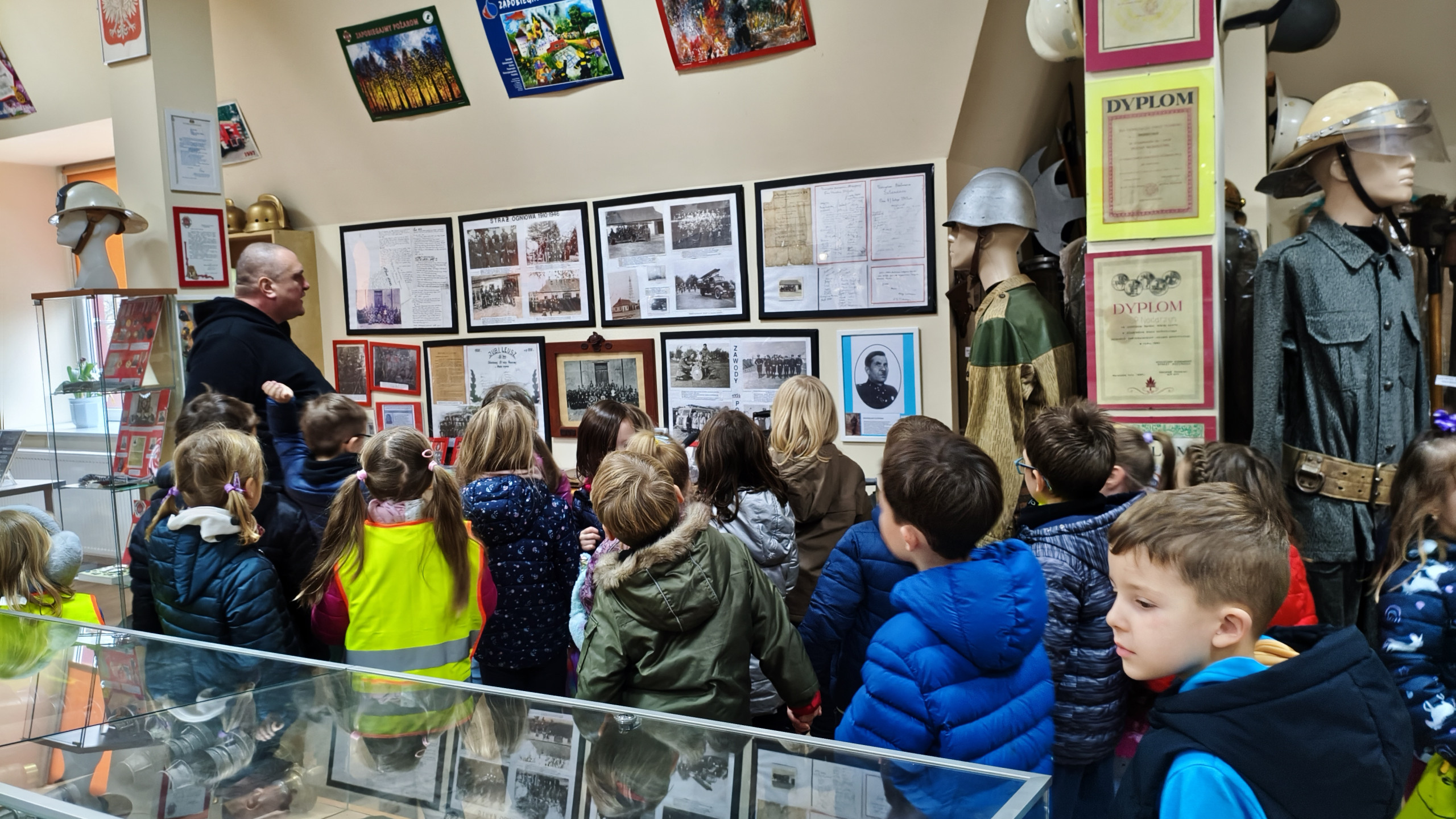 Pszczółki zwiedzają Izbę Pamięci