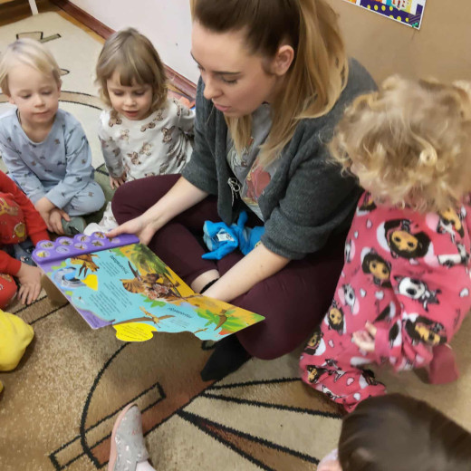 Czytający rodzic, mama Lei – Biedronki