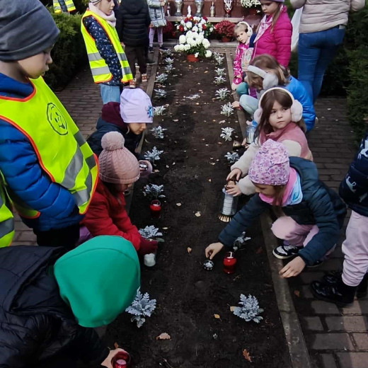 Spacer „Pszczółek” na cmentarz