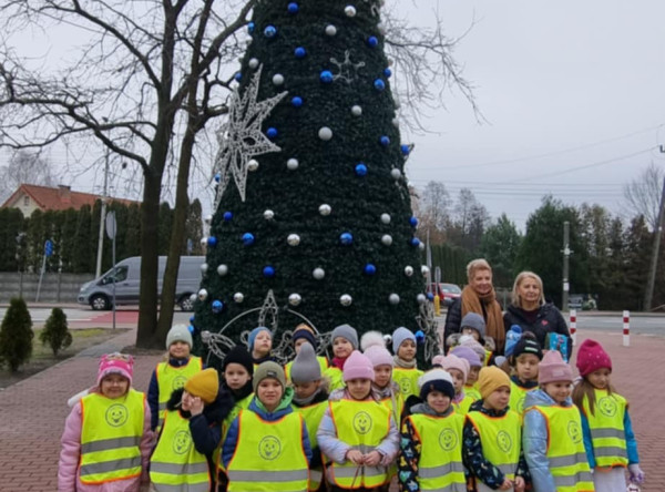 Motylki przekazują dary z akcji charytatywnej