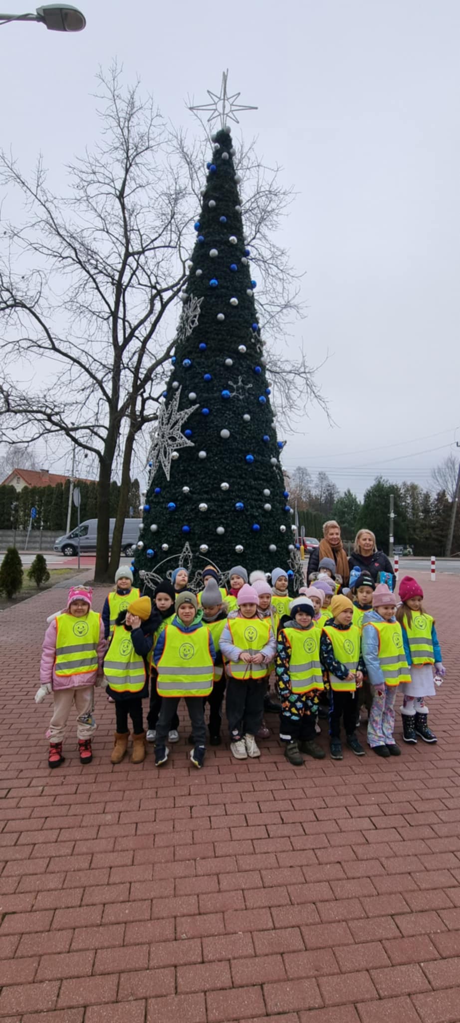 Motylki przekazują dary z akcji charytatywnej