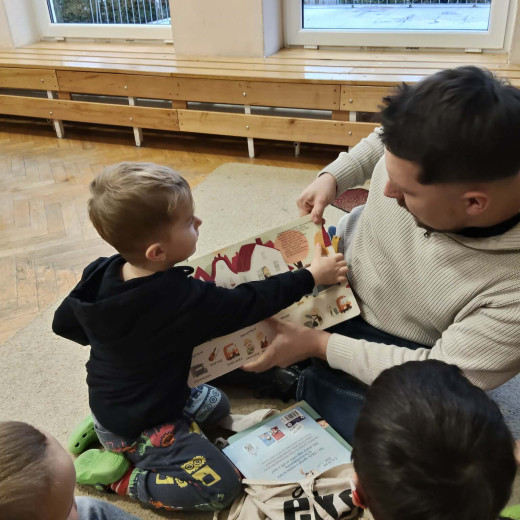 Czytający Rodzic – tata Adasia i mama Amelki – Biedronki