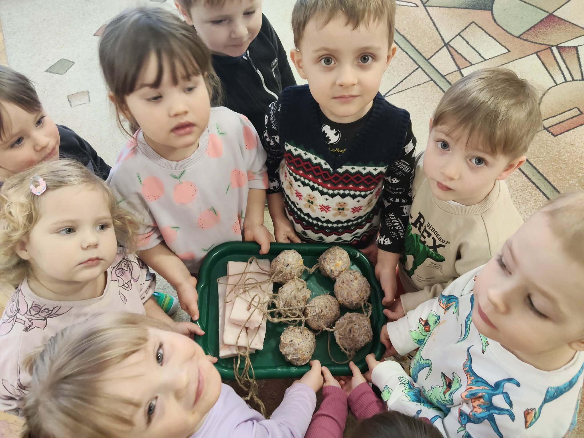 Biedronki zapraszają do ptasiej stołówki