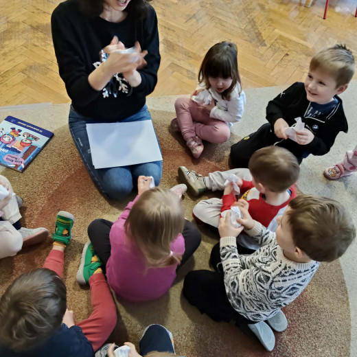 Czytający Rodzic – tata Adasia i mama Amelki – Biedronki