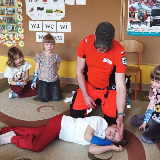 Rodzic ekspert-ratownik medyczny. Pszczółki