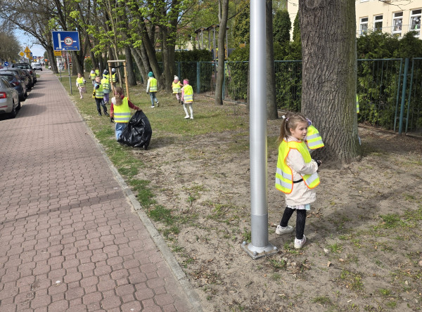 Przedszkolaki sprzątają świat