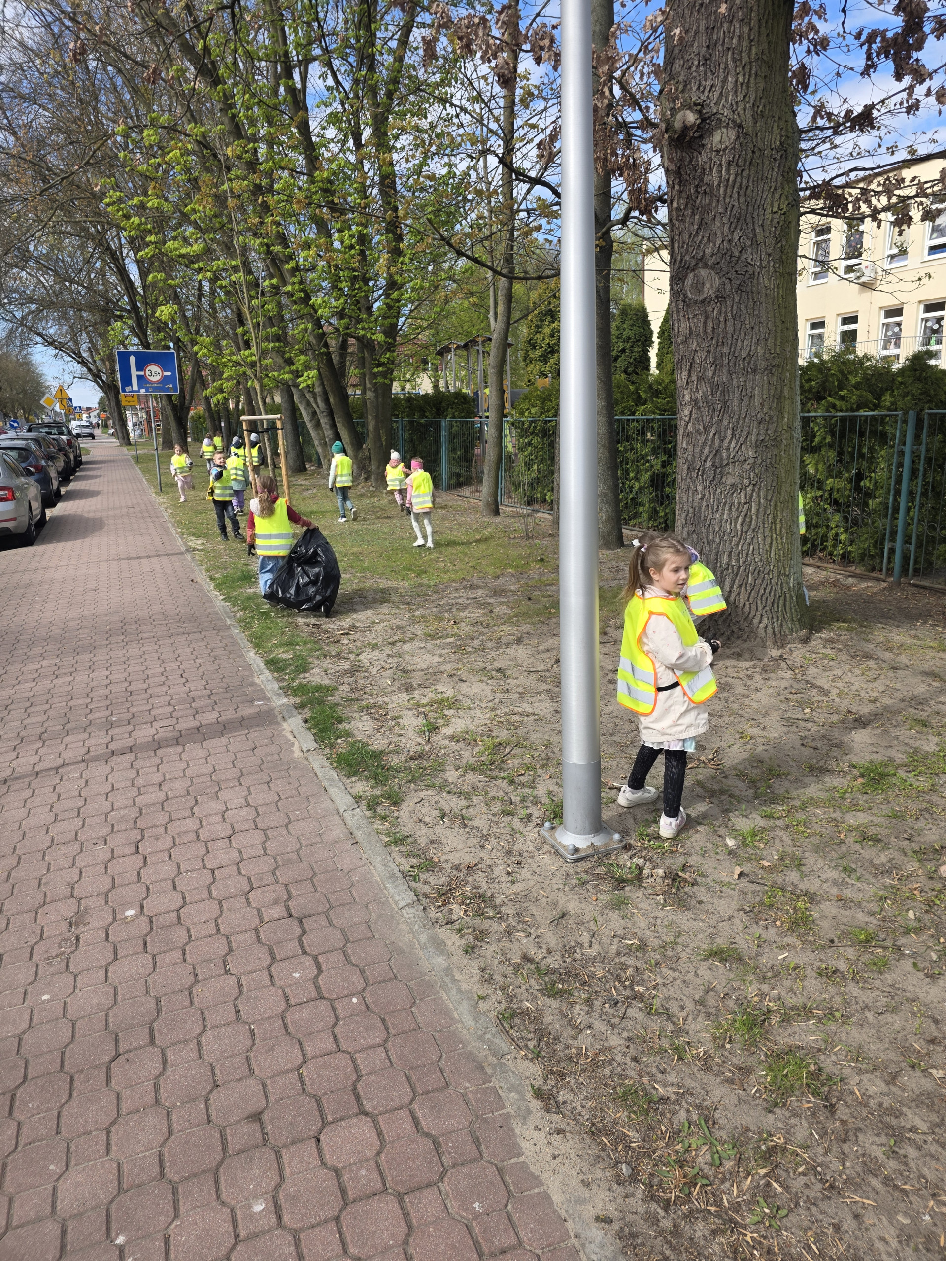 Przedszkolaki sprzątają świat