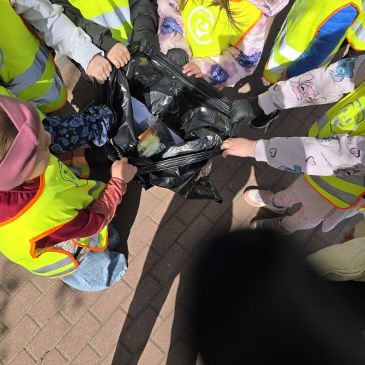 Przedszkolaki sprzątają świat