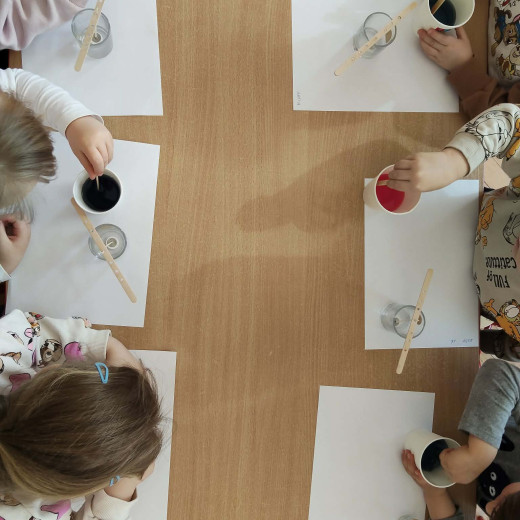 Biedronki tworzą świece zapachowe