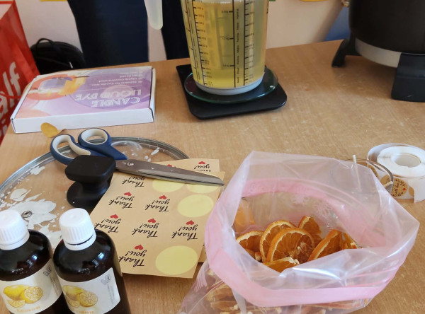 Biedronki tworzą świece zapachowe