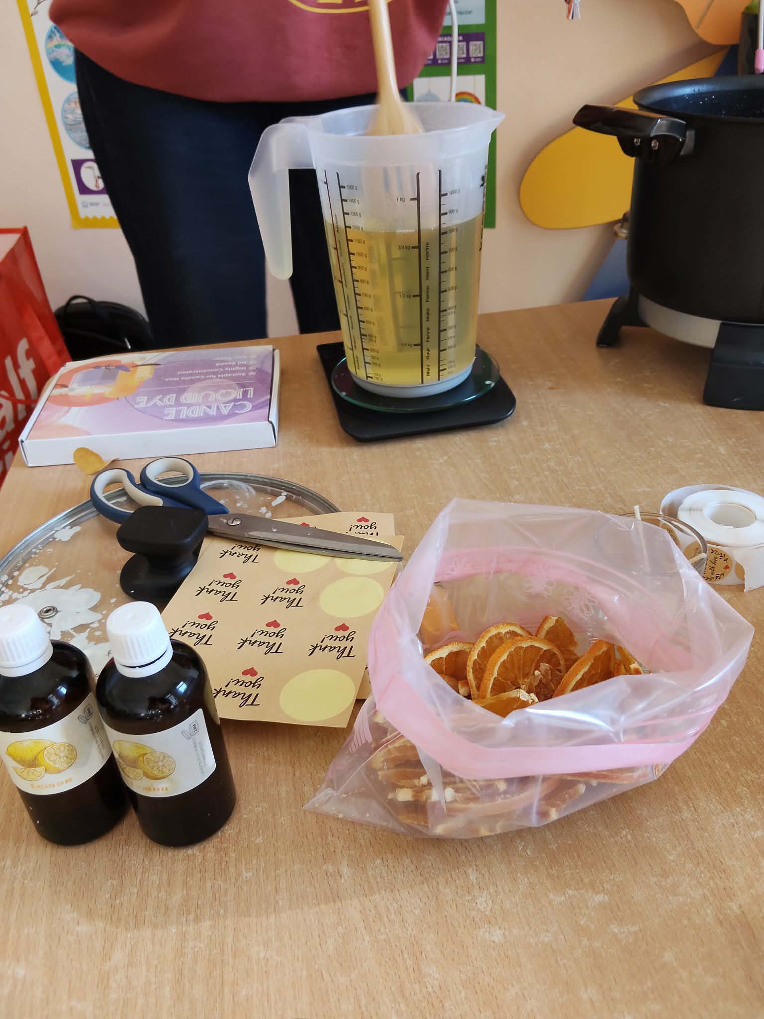 Biedronki tworzą świece zapachowe