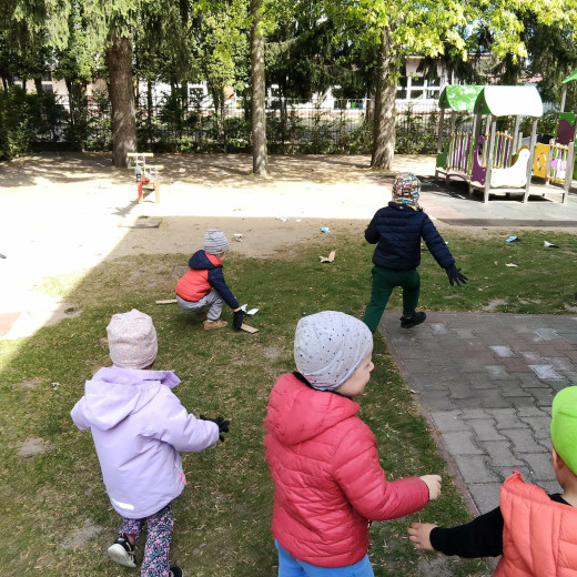 Przedszkolaki sprzątają świat