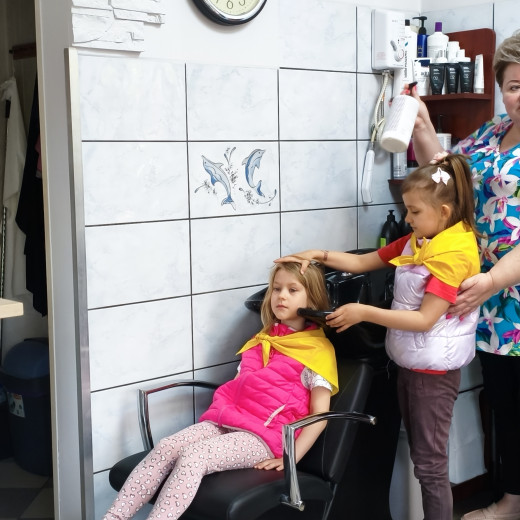 Pszczółki w salonie fryzjerskim”Monika”