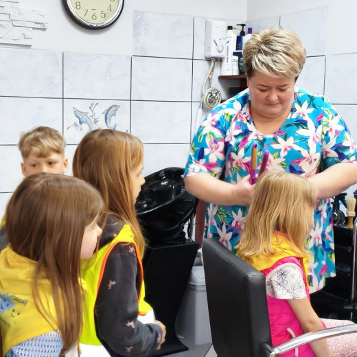 Pszczółki w salonie fryzjerskim”Monika”
