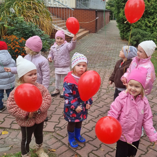 Czerwone baloniki i Kraina Pamięci! – Biedronki