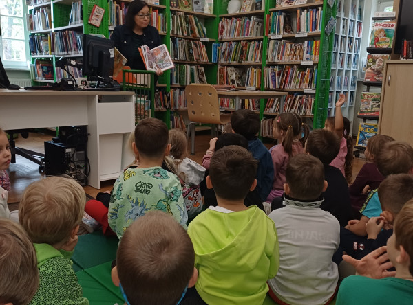 Pszczółki – wizyta w bibliotece