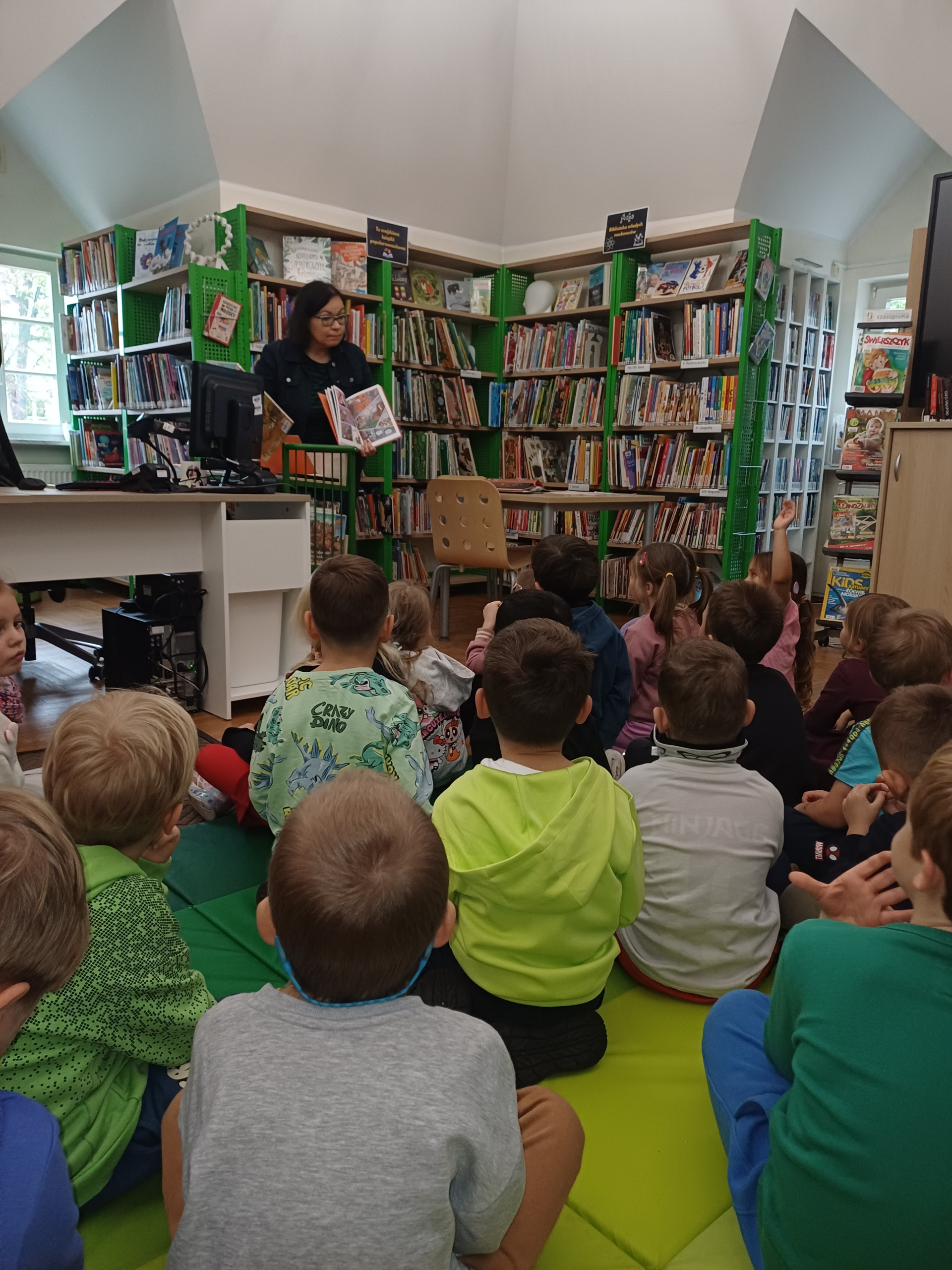 Pszczółki – wizyta w bibliotece